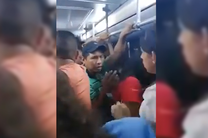 VIDEO Pedófilo acosa a niña en el transporte y pasajeros lo bajan