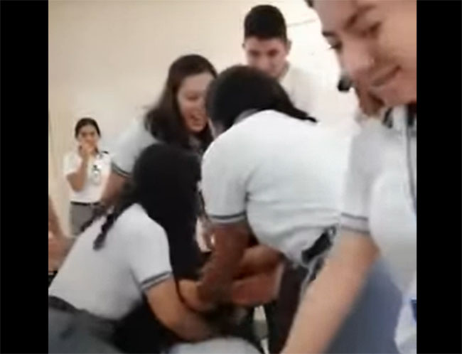 Estudiante arranca cuero cabelludo a otra en pelea en CBTis