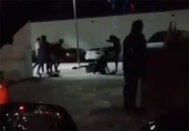 VIDEO Se dan con todo jóvenes ebrios afuera de cantina en la avenida Juárez en Puebla