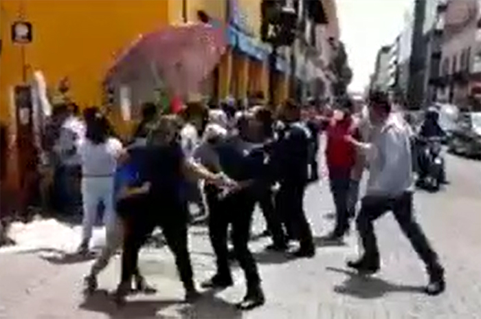 VIDEO Ambulantes e inspectores protagonizan gresca en centro histórico de Puebla