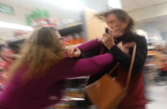 Por inmueble intestado pelean hermanas frente a centro comercial en Puebla