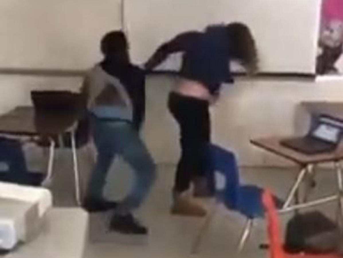 VIDEO Registran brutal pelea entre maestra y estudiante