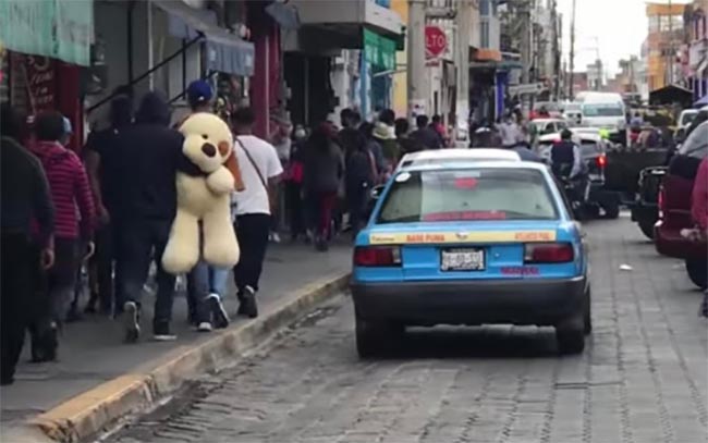 Con vino, pizzas y muñecos de peluche celebran atlixquenses 14 de febrero