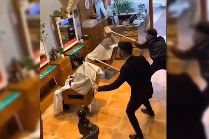 VIDEO La peculiar imagen en la que estilistas ahora cortan el cabello