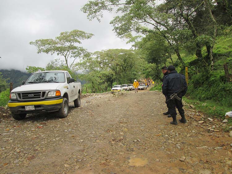 Cuatro trabajadores de Pemex lesionados por volcadura en Huauchinango