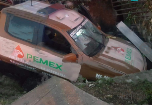 Patrulla de seguridad Física de Pemex termina en aguas negras de Xicotepec