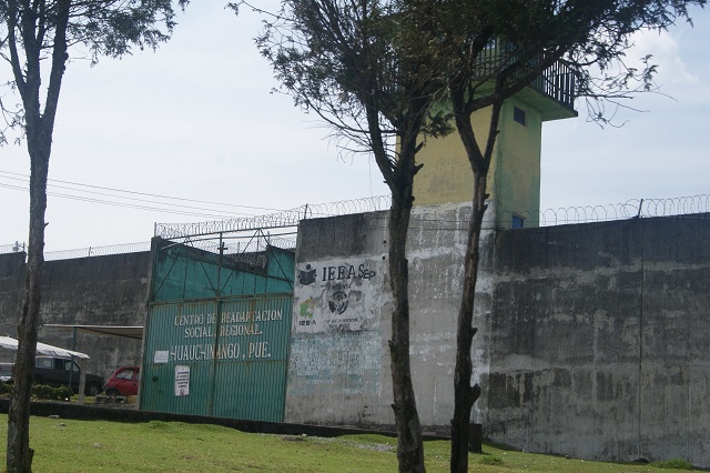 En rollo de carne mujer intenta introducir droga a penal de Huauchinango