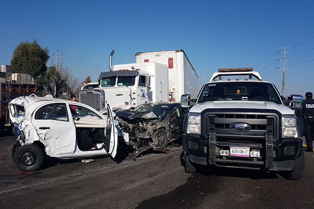 Tráiler sin frenos choca con 10 autos en la Mex-Pue