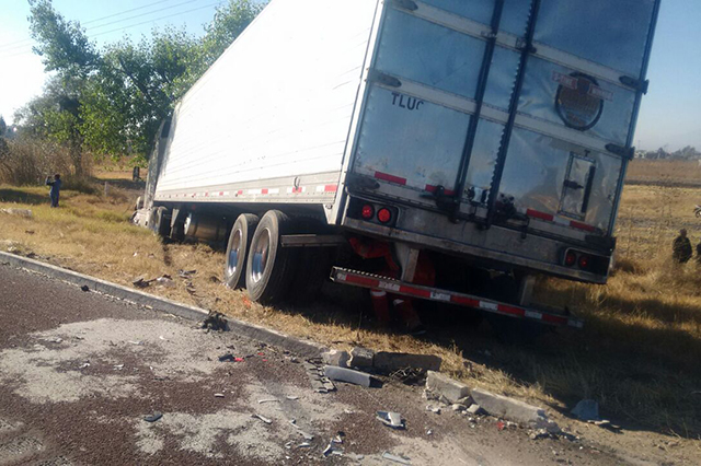 Tráiler sin frenos choca con 10 autos en la Mex-Pue