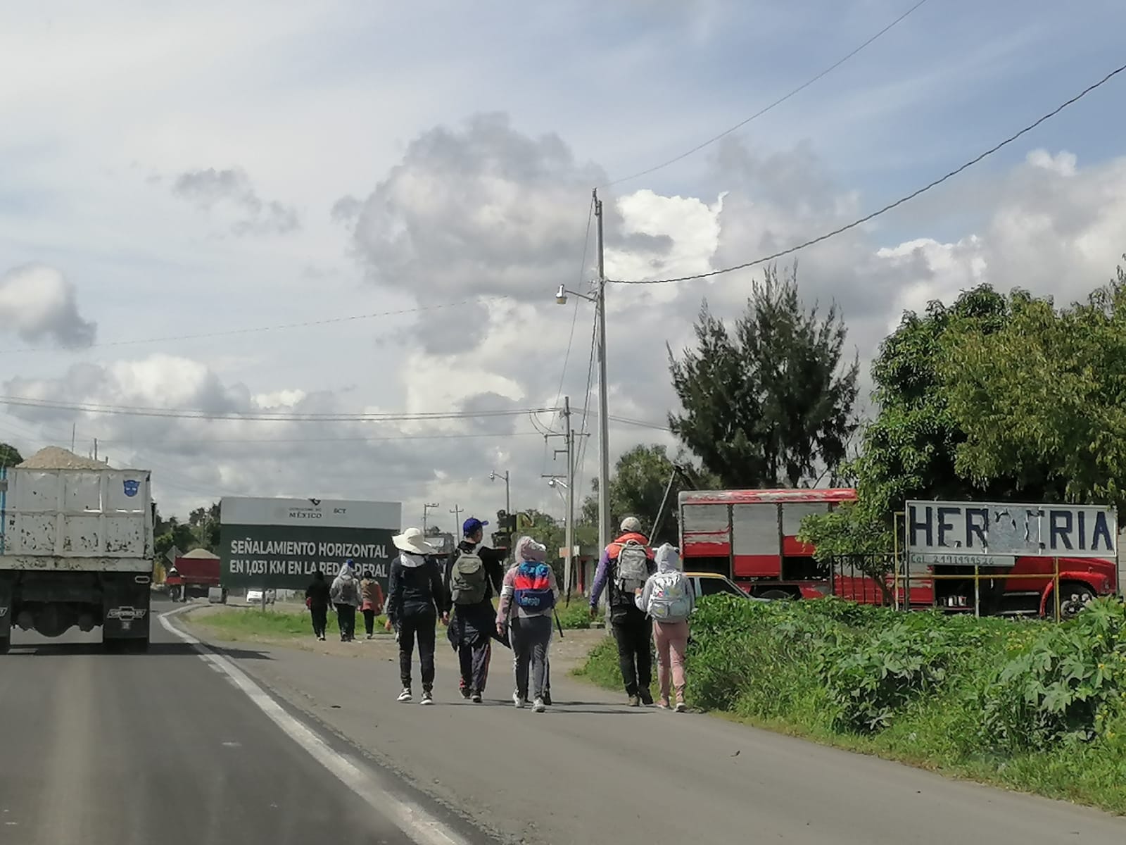 Cientos de feligreses caminan con destino Tlacotepec por la feria patronal