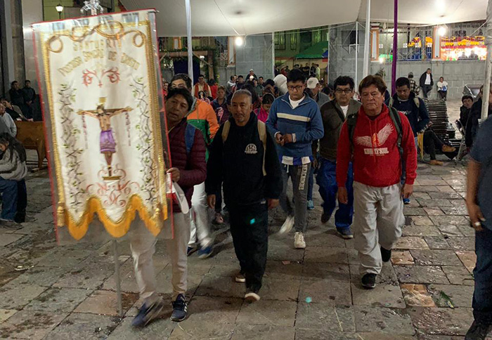 Miles de fieles visitan al Cristo milagroso de Xalmimilulco
