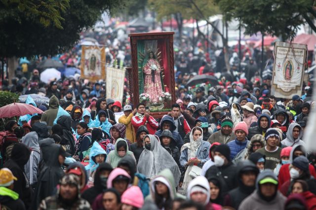 Miles de peregrinos enfrentan frío y cansancio en su camino hacia la Virgen de Guadalupe