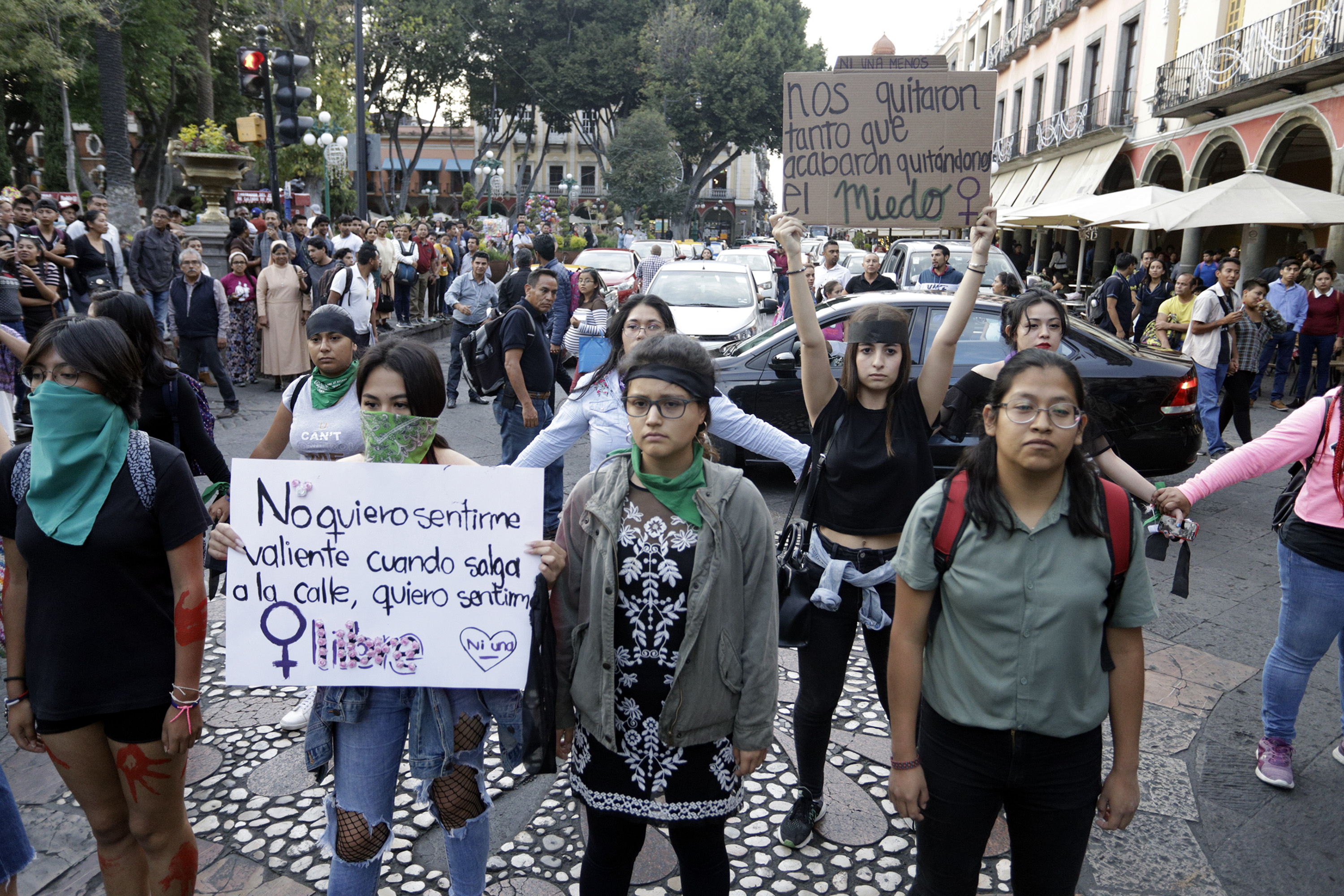 Con Un violador en tu camino protestan poblanas en el centro histórico