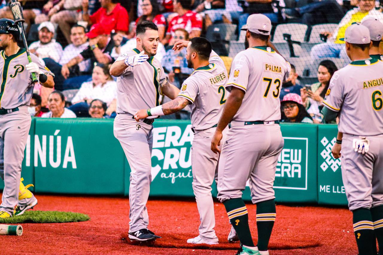 Pericos pinta de blanco a los jarochos