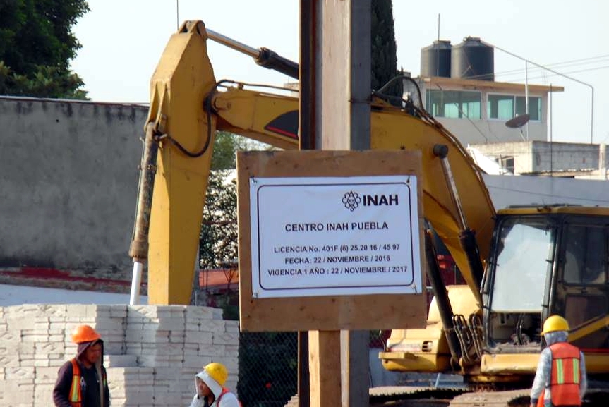 Exhiben licencia del INAH para plaza en suelo arqueológico de Cholula