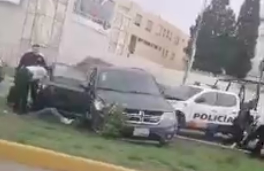 Pleito amoroso genera persecución en las Cholulas y daño a patrullas
