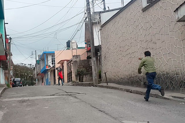 Graban en video persecución de ladrón de autopartes en Teziutlán
