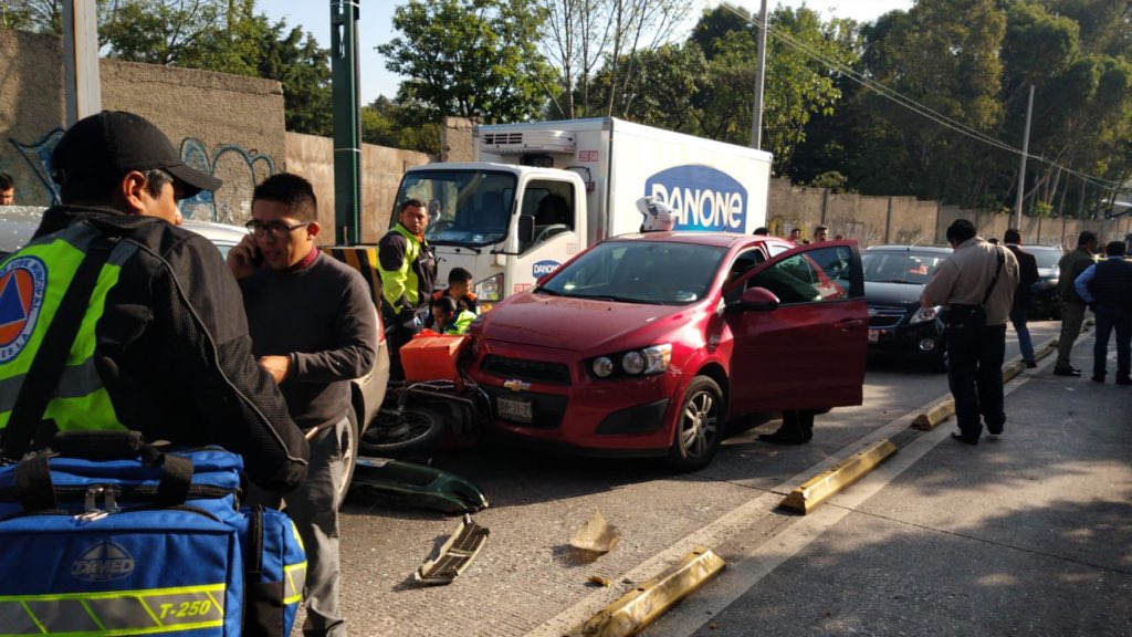 Perseguido por robar un auto, provoca choque en la 11 sur