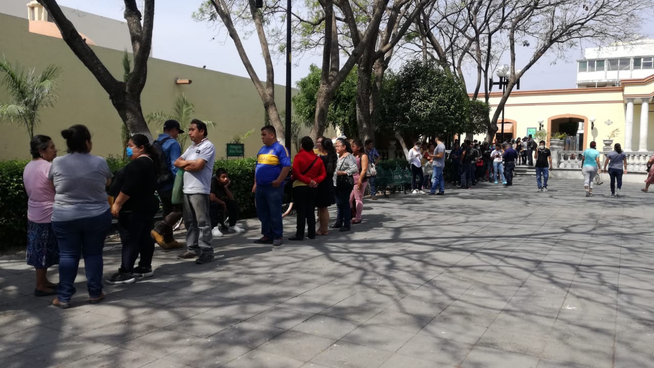 Difunden falso registro de programa federal y se aglomera la gente en Tehuacán