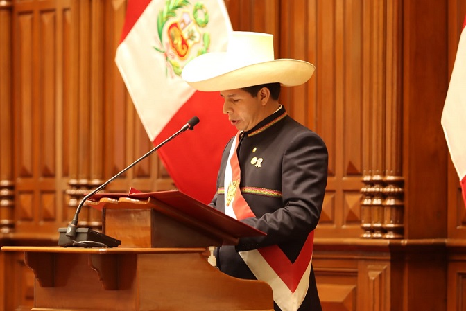 Pedro Castillo asume la presidencia de Perú