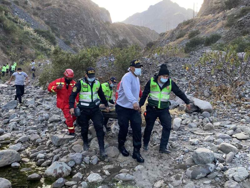 Autobús cae a precipicio y mueren 26 personas
