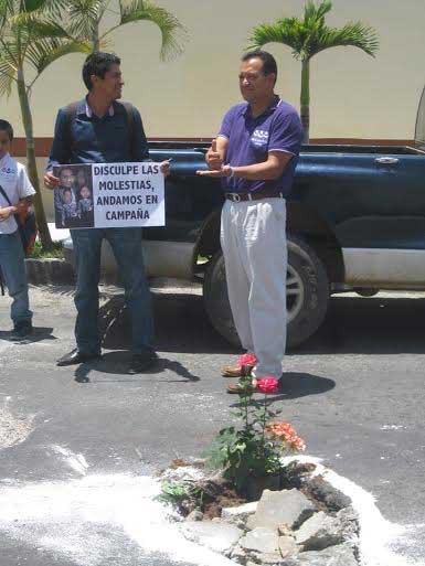 Candidato del PES en Tehuacán planta flores en baches