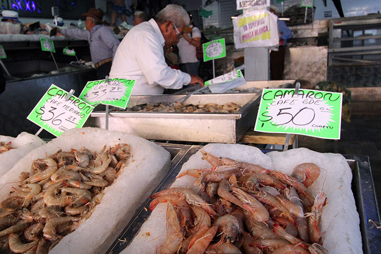 Disminuyen las ventas de pescados y mariscos en Texmelucan