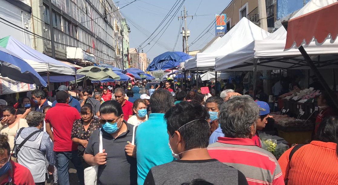 Sin medidas sanitarias abarrotan calles de pescados y mariscos en Puebla