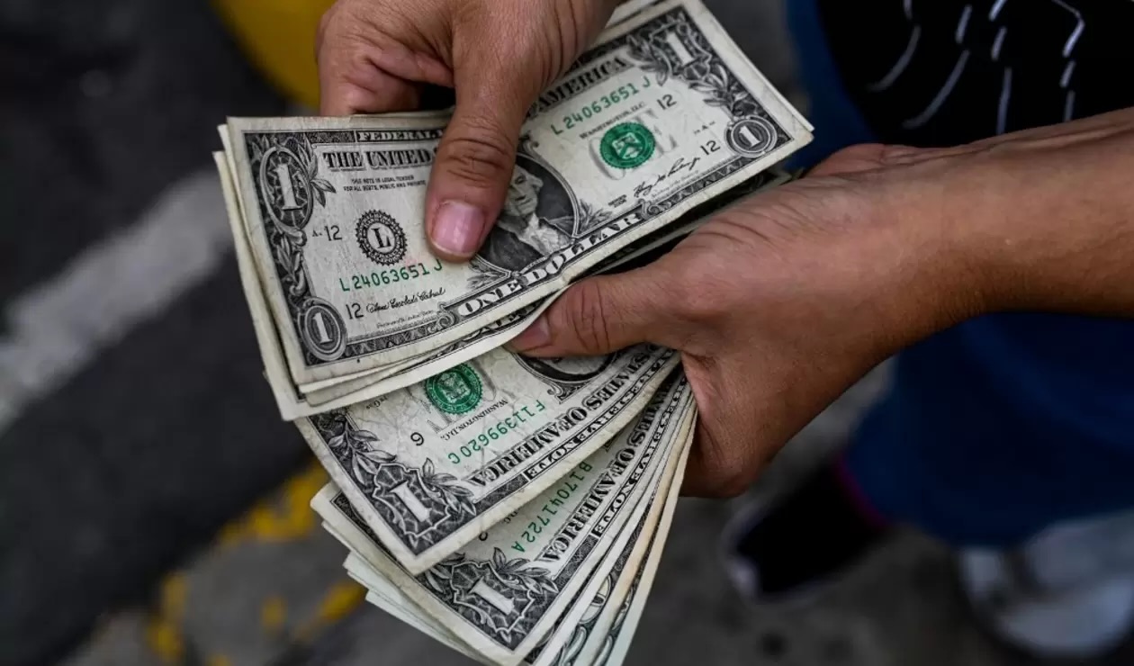 Peso gana terreno al dólar tras dato de inflación