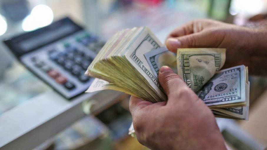 Peso cierra cerca de las 19 unidades al mayoreo