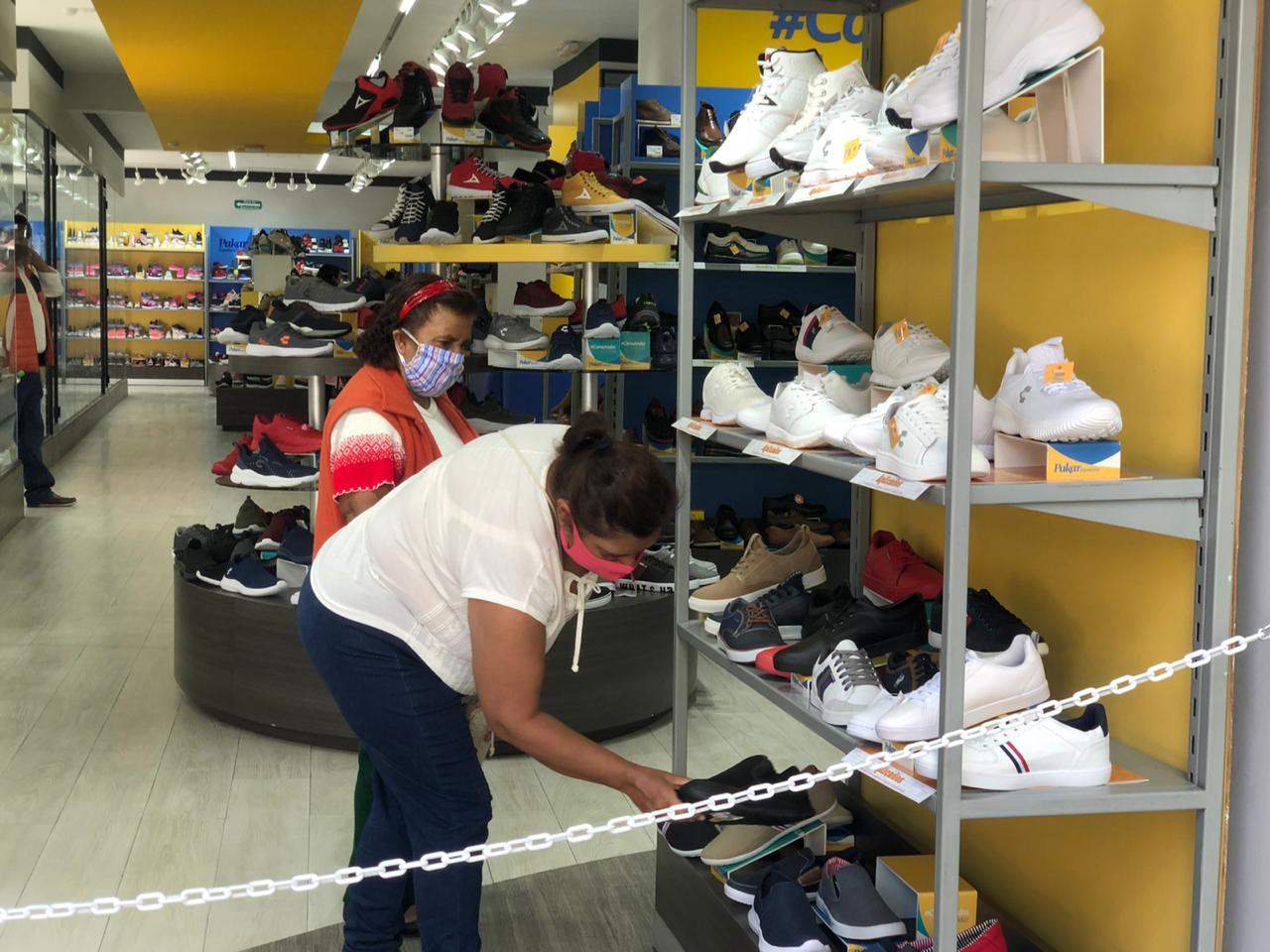 Comerciantes reabren con incertidumbre en centro de Puebla