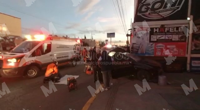 Conductor no ve tope y se estrella contra muro en Arboledas de Loma Bella