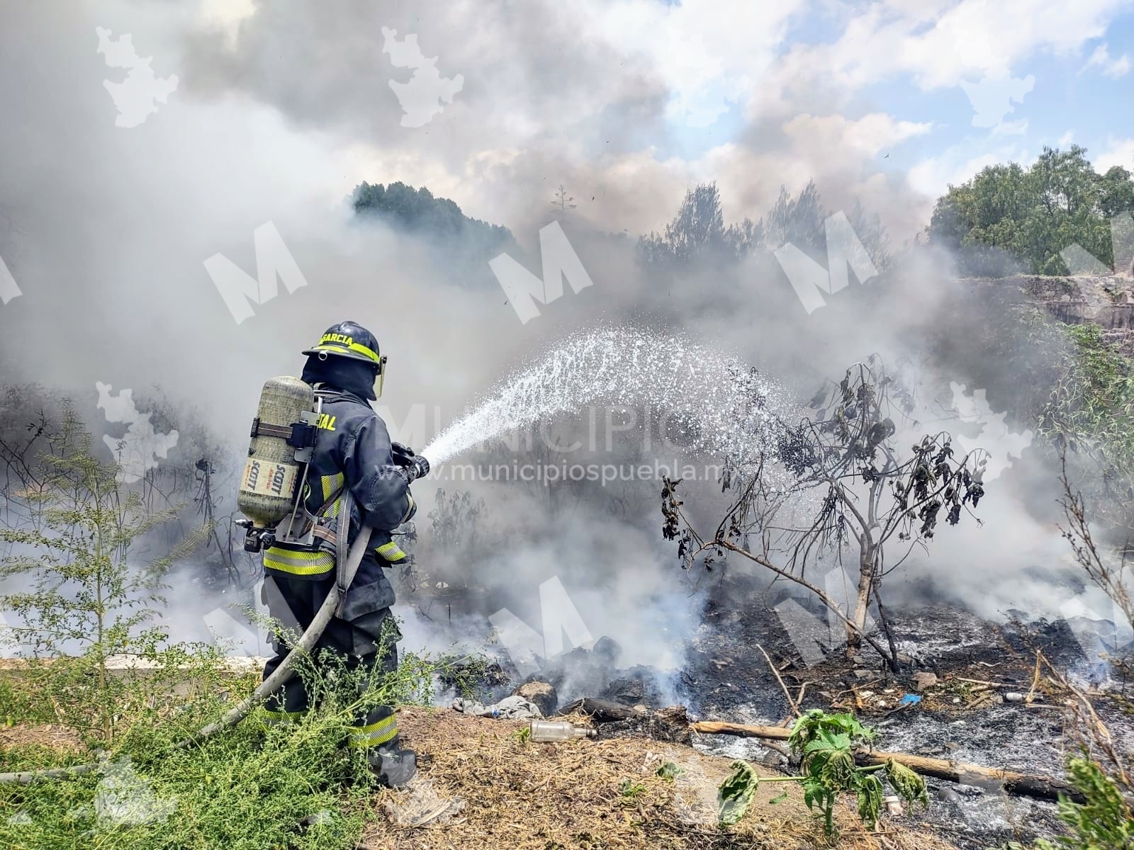 Sofocan incendio en terreno en la colonia Las Hadas en Puebla