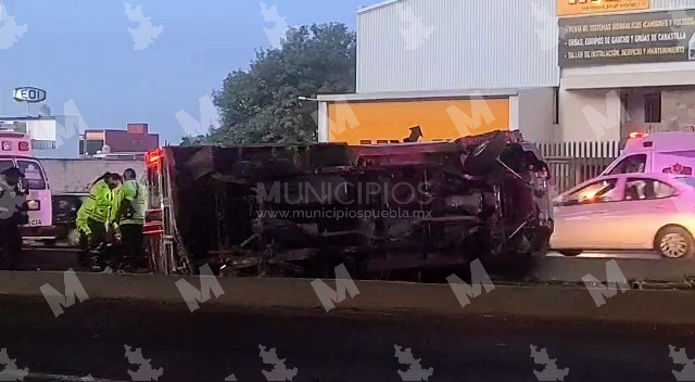 Camioneta se vuelca sobre México-Puebla a la altura del Parque Finsa