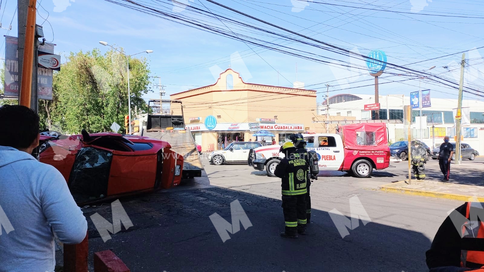 Auto se vuelca a la altura del Residencial Bulevares