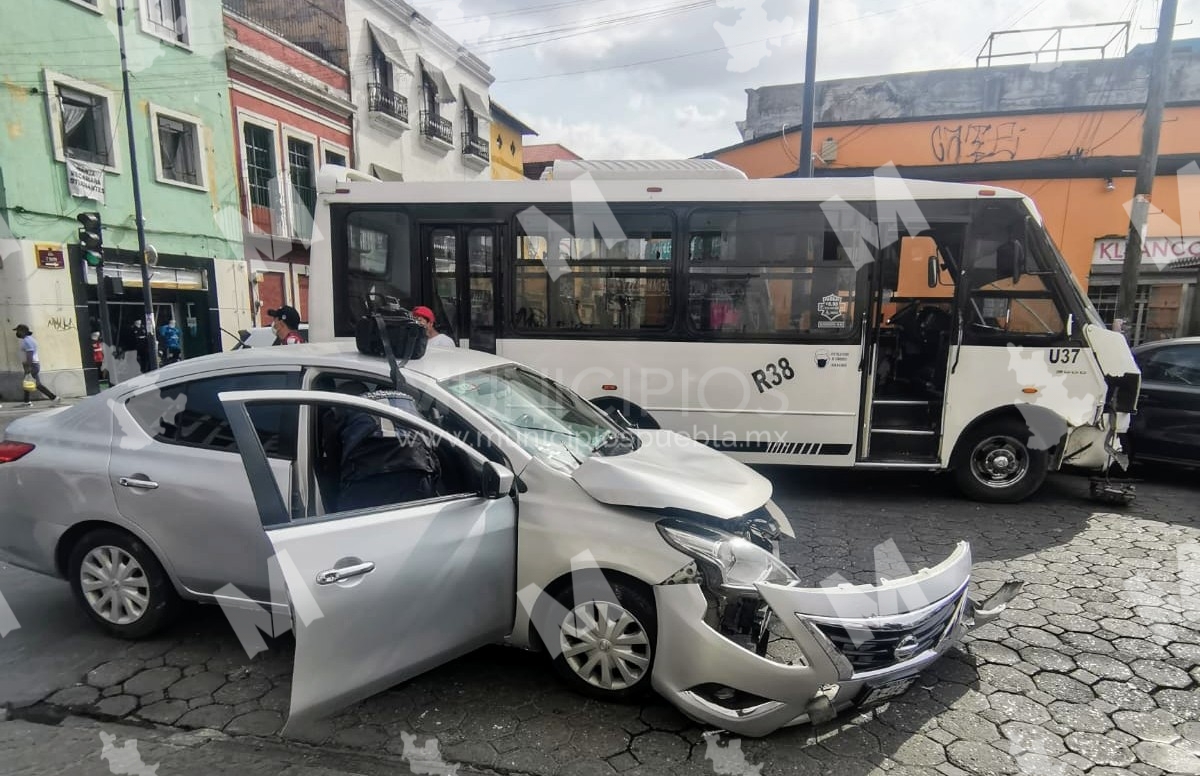 Conductor deshace su auto al chocar con micro en el centro histórico de Puebla