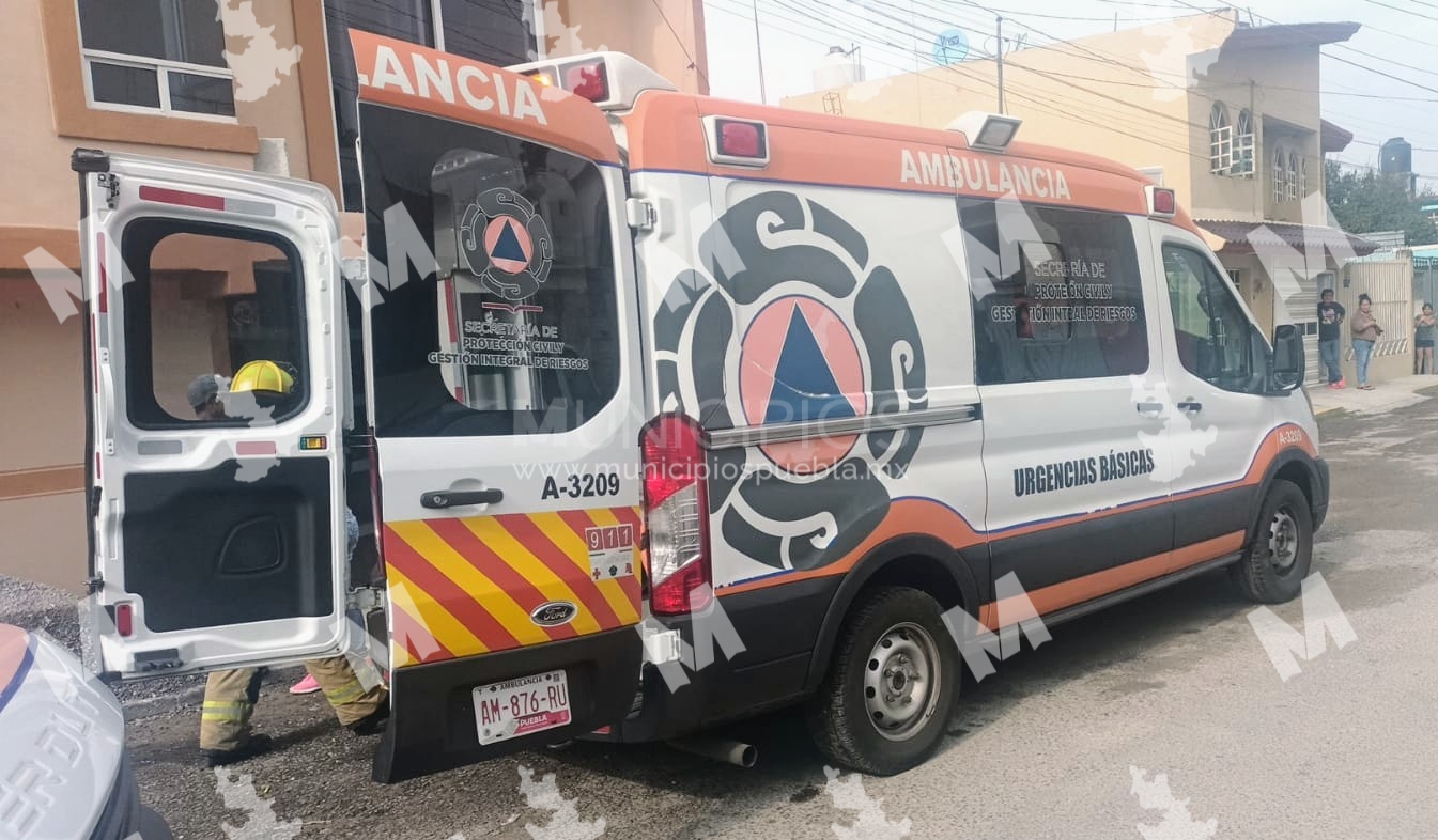 Albañil cae 6 metros tras recibir descarga eléctrica en Puebla capital