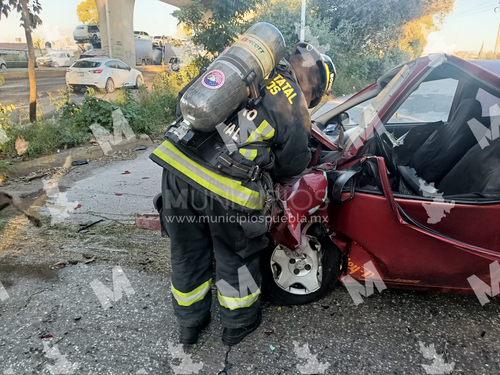 Automovilista choca y queda atrapado en la autopista México-Puebla