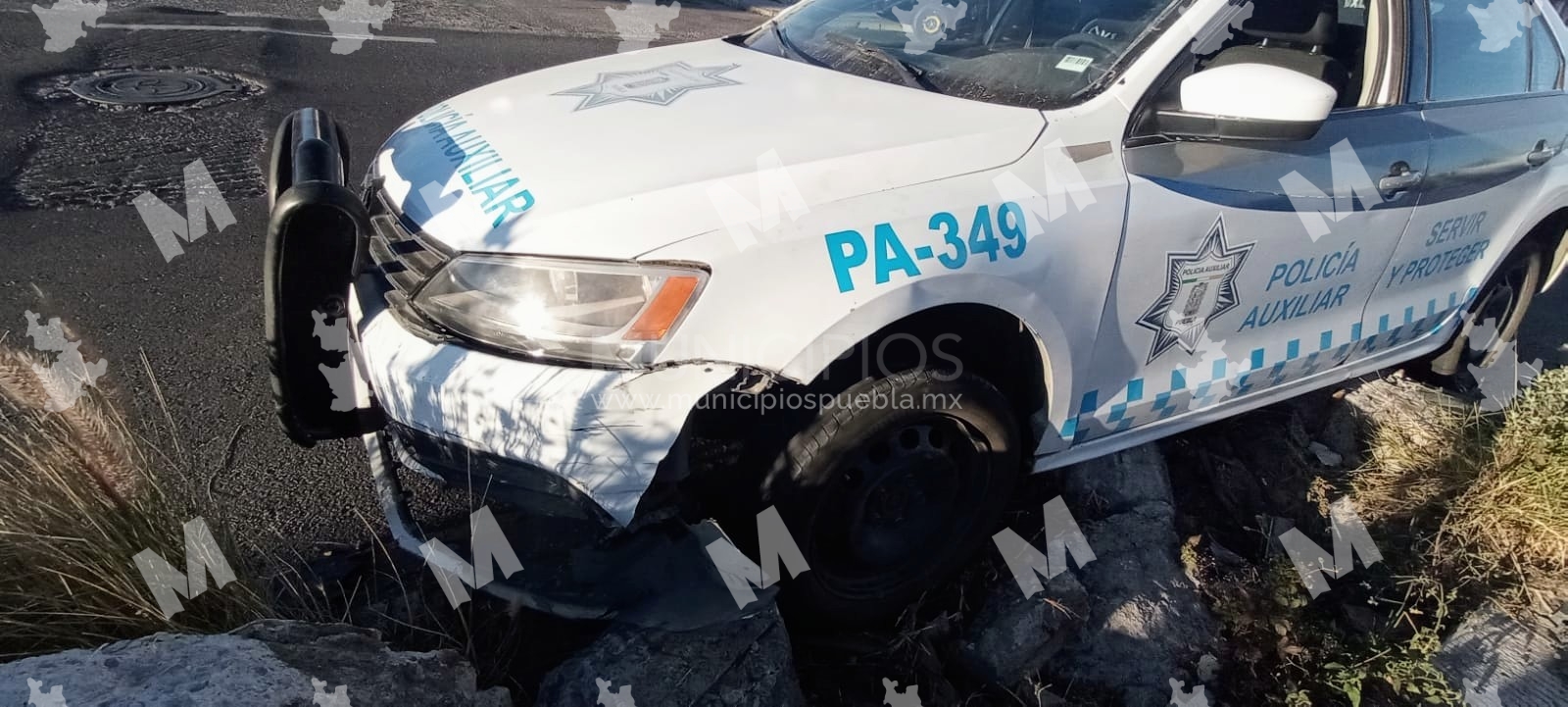 Por exceso de velocidad choca patrulla de la Policía Auxiliar en el Periférico