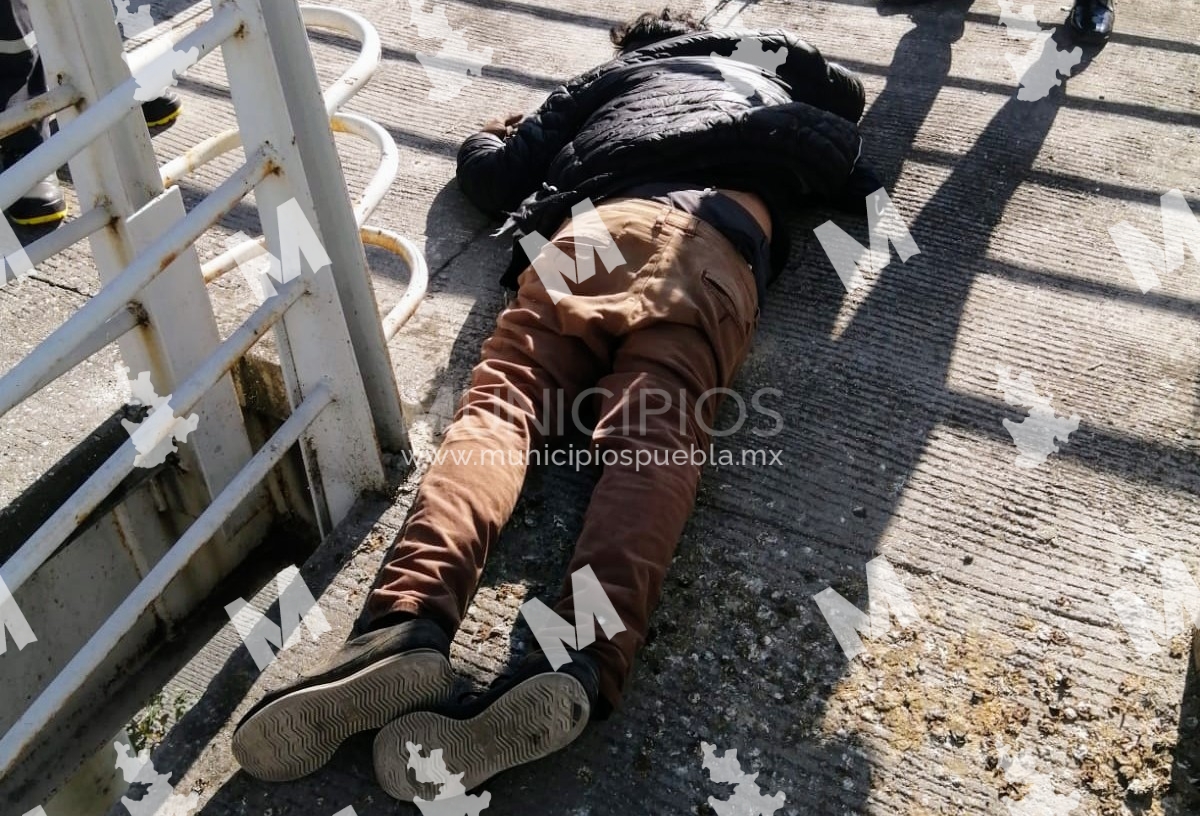Hallan cadáver de hombre en puente peatonal de la Rivera Anaya
