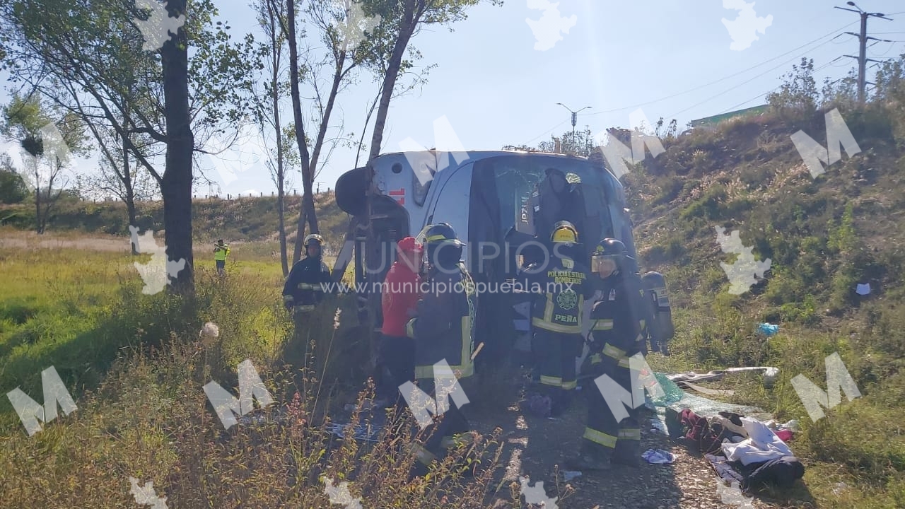 Volcadura de autobús deja 20 lesionados en Coronango