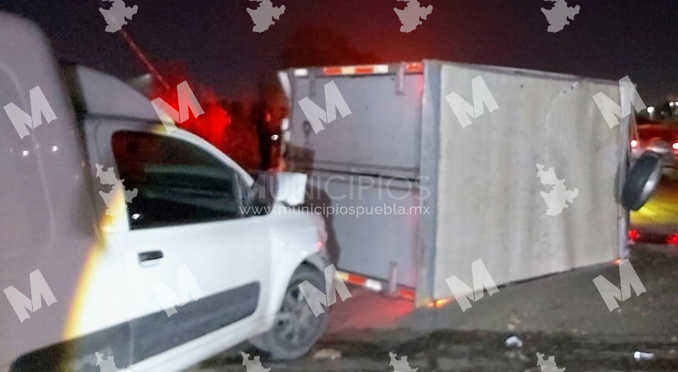 Choque de camionetas y volcadura deja un lesionado en el Periférico