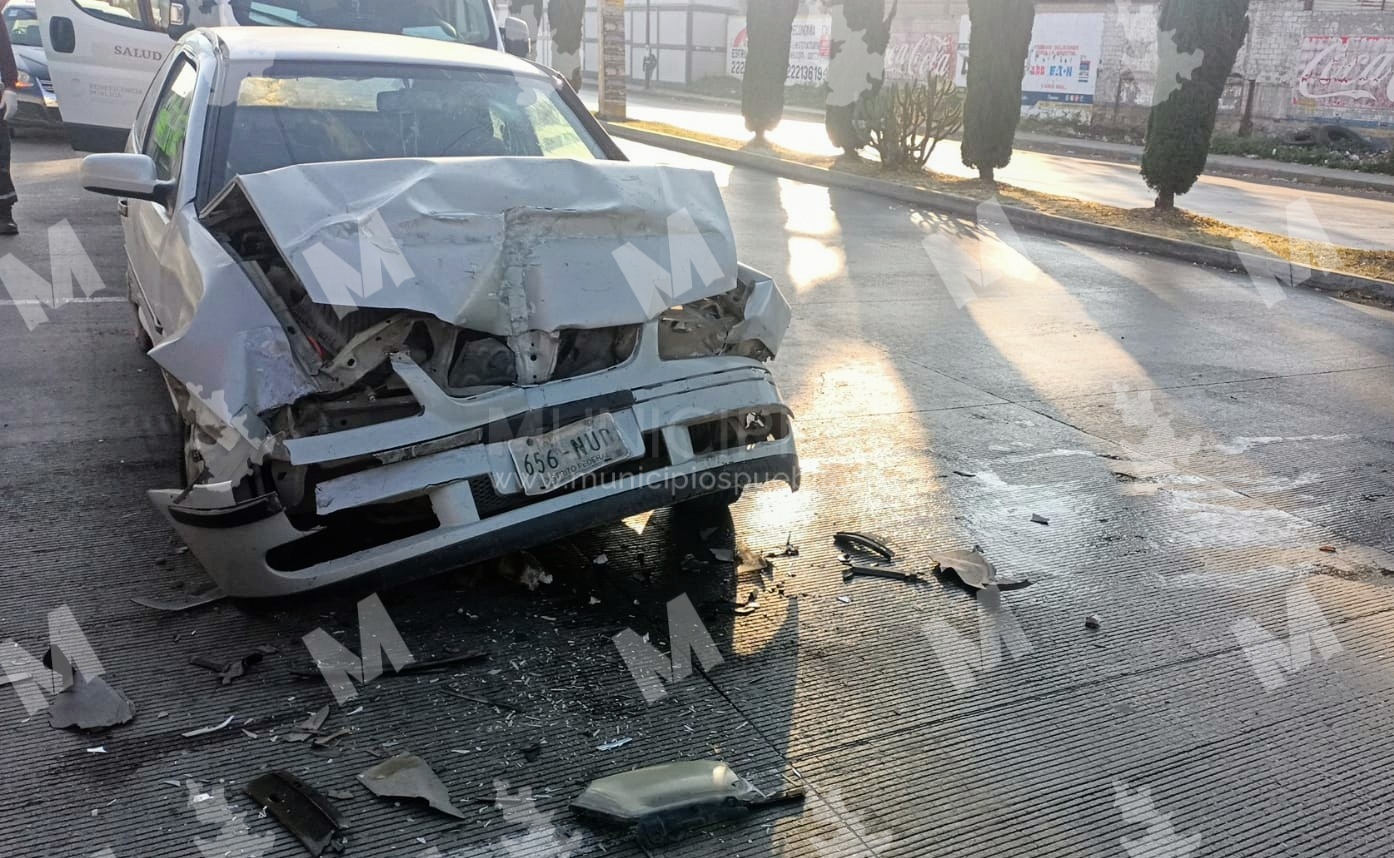Auto choca contra un tráiler estacionado en parque industrial Puebla 2000