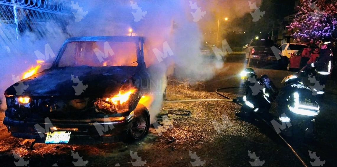 Prenden fuego a camioneta en Lomas de San Miguel
