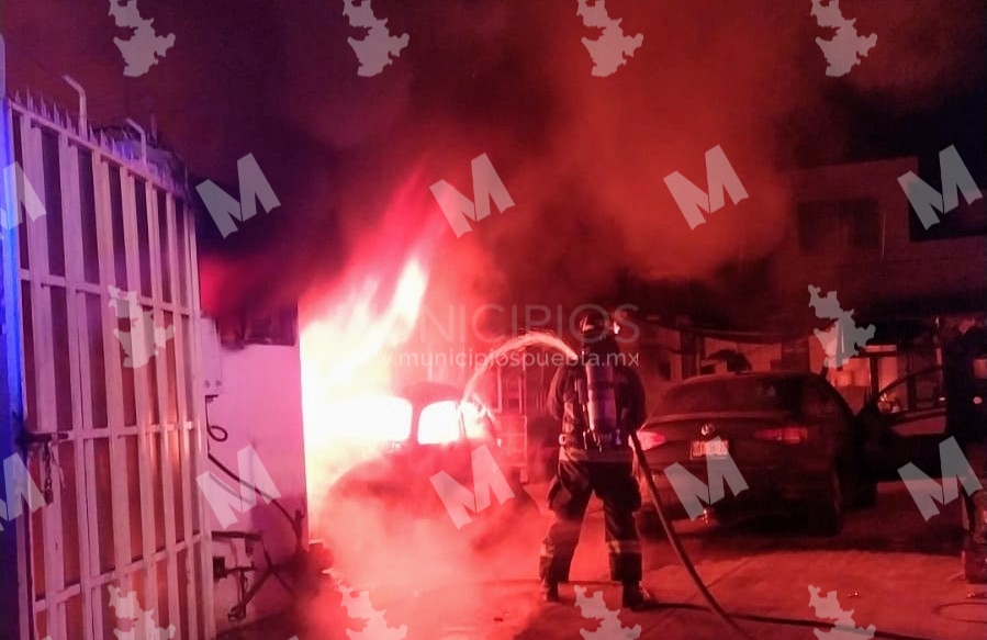 Incendio consume domicilio y auto en la colonia Azcárate