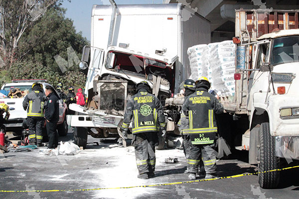 Tras choque queda prensado chofer de camión en la lateral de la México-Puebla