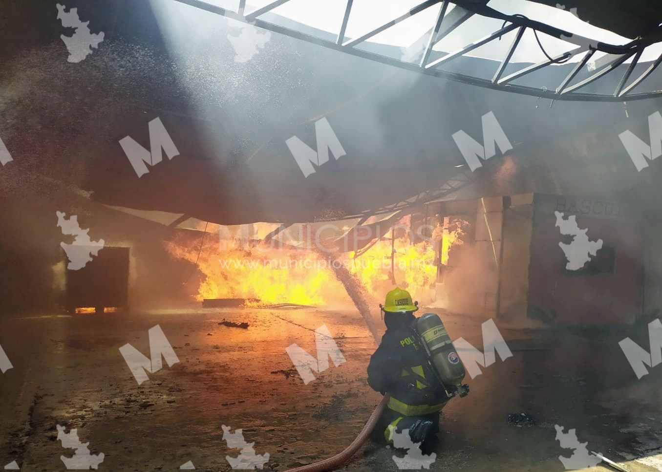 Incendio moviliza a personal de auxilio y evacúan personas en Totimehuacan
