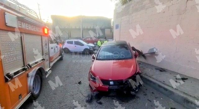 Choque entre dos autos deja tres heridos en San Francisco Totimehuacan