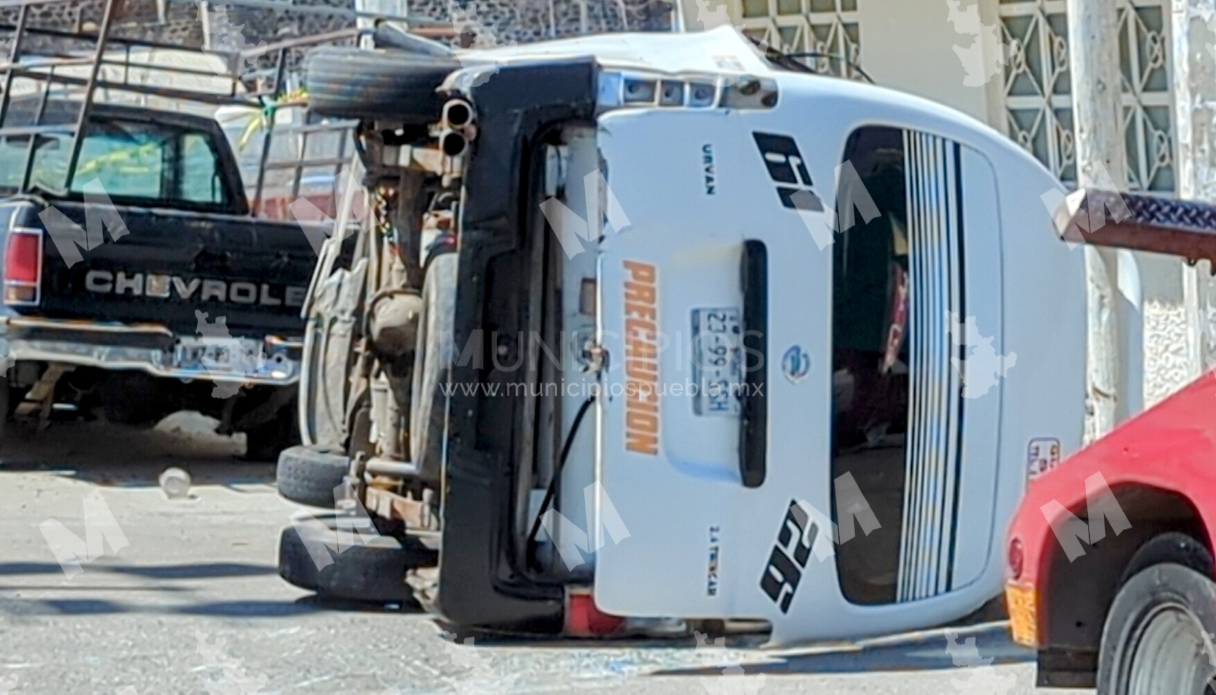 Ruta 61 se voltea y deja 17 lesionados en la colonia Moctezuma