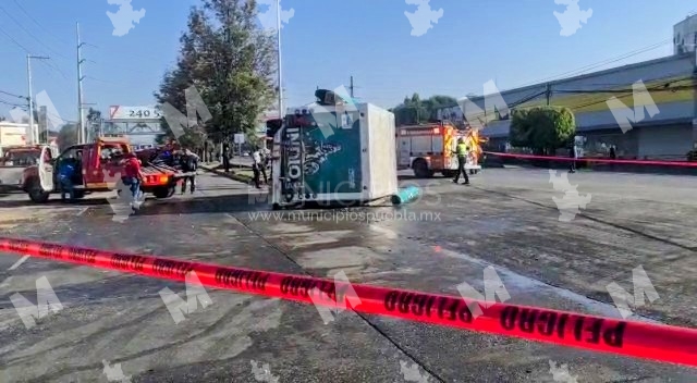 Camioneta y camión de cerveza chocan en Parque Industrial Puebla 2000